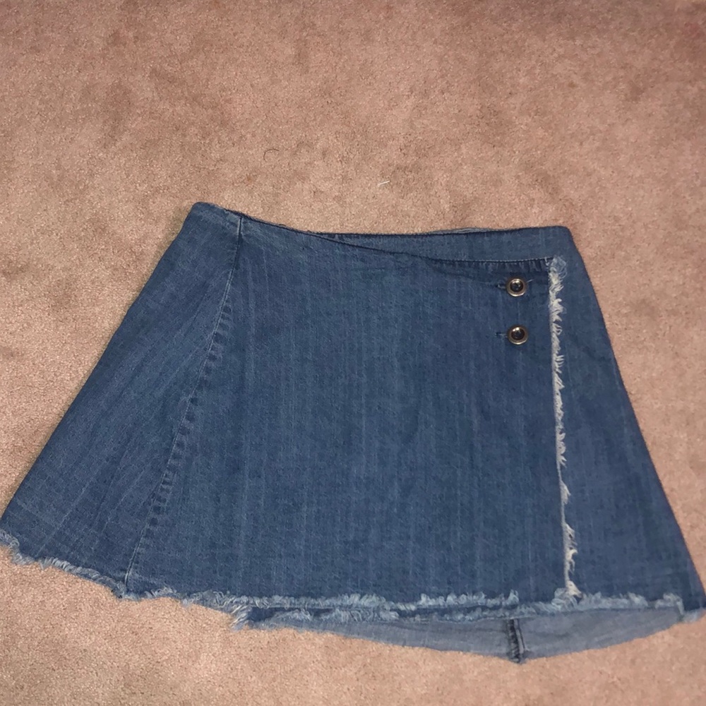 Medium Carmar Jean skirt. Two buttons in the front. With fringe.